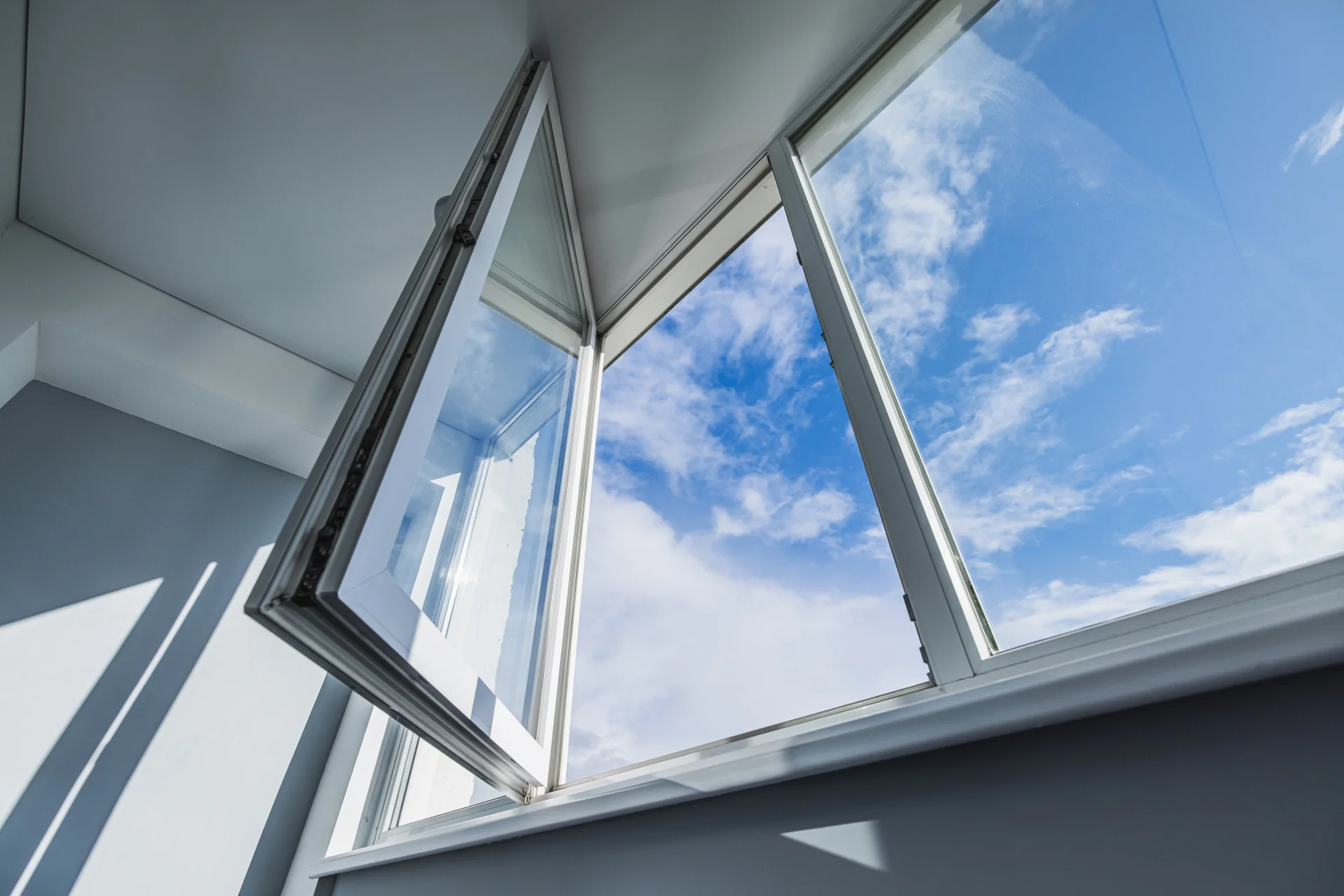 VLX 80 Casement Window in Los Angeles, CA | Hale Windows & Doors - detail 1